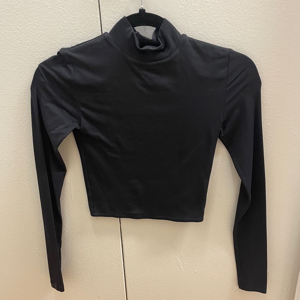 BABATON / Aritzia Black cropped long sleeve shirt